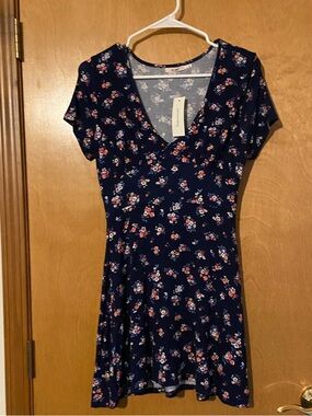 NWT Francesca’s mi ami Navy Floral V-Neck Mini Dress Size Medium